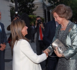 Doña Sofía recibe el saludo de la ministra de Sanidad, Servicios Sociales e Igualdad, Ana Mato, en presencia del ministro de Defensa, Pedro Morenés
